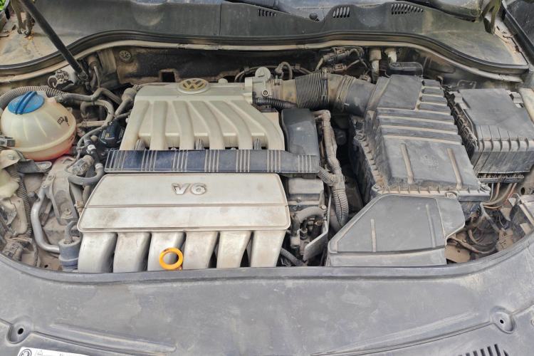 Used Volkswagen Magotan 2007 3.2 Luxury Model Engine Bay