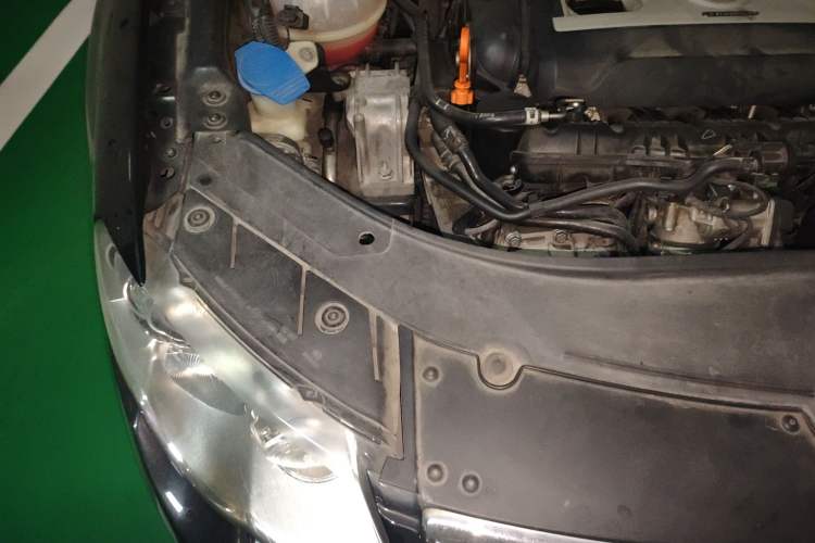 Used Volkswagen Magotan 2007 1.8 TSI Automatic Comfort Model Engine Bay Right