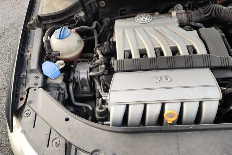 Used Volkswagen Magotan 2007 3.2 Luxury Model Engine Bay Right