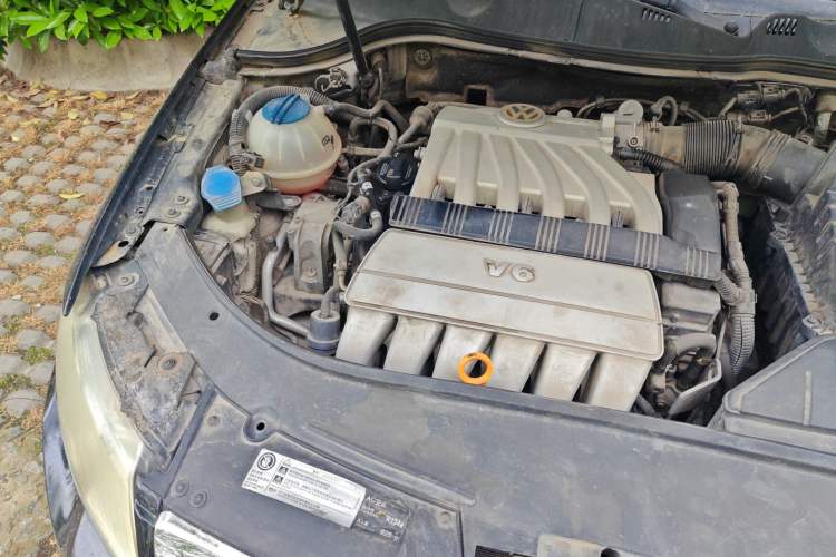 Used Volkswagen Magotan 2007 3.2 Luxury Model Engine Bay Right