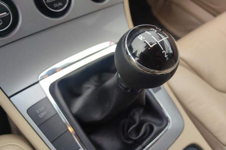 Used Volkswagen Magotan 2007 1.8 TSI Manual Tech Model Gear Lever