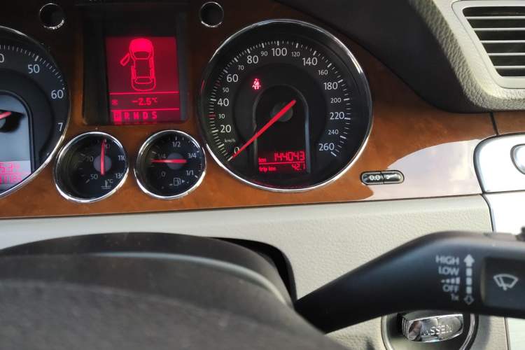 Used Volkswagen Magotan 2007 3.2 Luxury Model Odometer Close Up