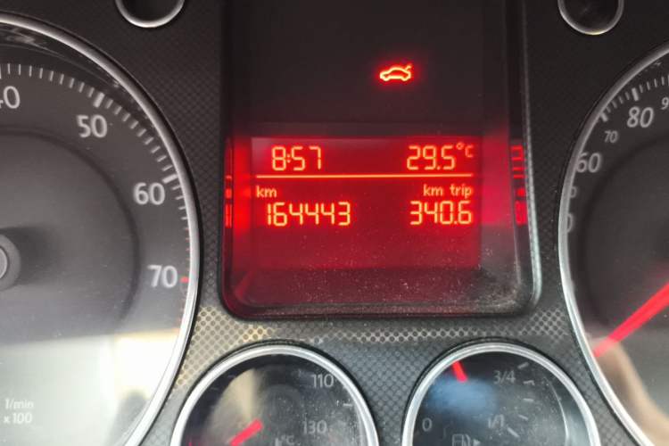 Used Volkswagen Magotan 2007 2.0 Manual Standard Edition Odometer Close Up