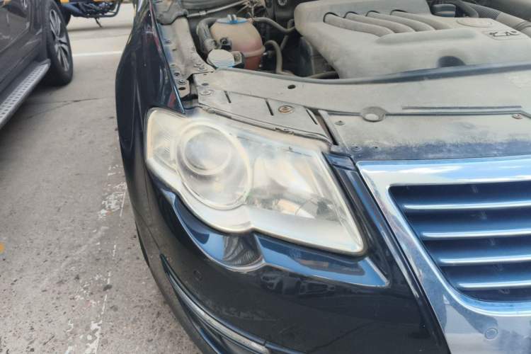 Used Volkswagen Magotan 2007 2.0 Manual Standard Edition Right Front Headlight