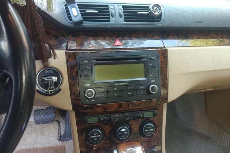 Used Volkswagen Magotan 2007 1.8 TSI Automatic Comfort Model Audio And AC Panel