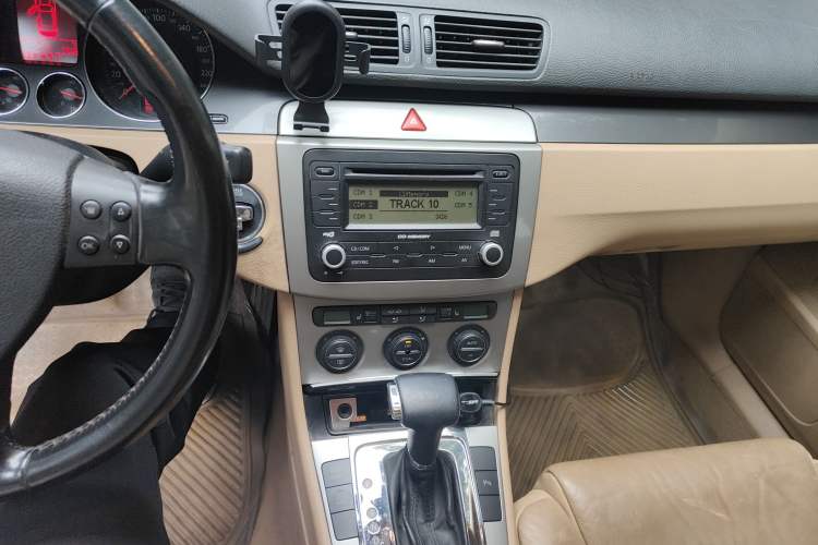 Used Volkswagen Magotan 2007 1.8 TSI Automatic Comfort Model Audio And AC Panel