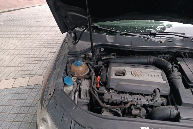 Used Volkswagen Magotan 2007 1.8 TSI Automatic Comfort Model Engine Bay Right