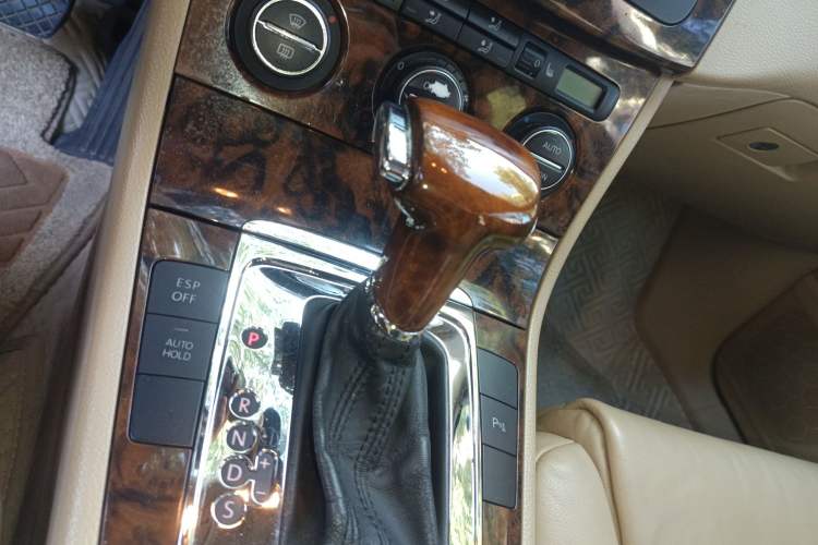 Used Volkswagen Magotan 2007 1.8 TSI Automatic Comfort Model Gear Lever