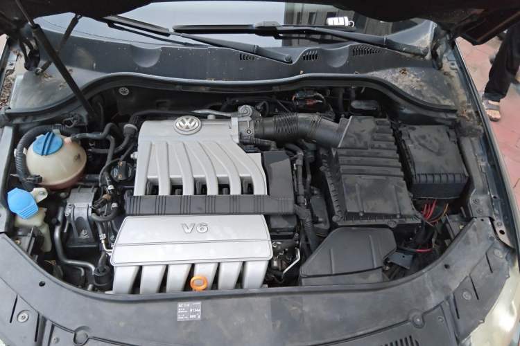 Used Volkswagen Magotan 2007 3.2 Luxury Model Engine Bay