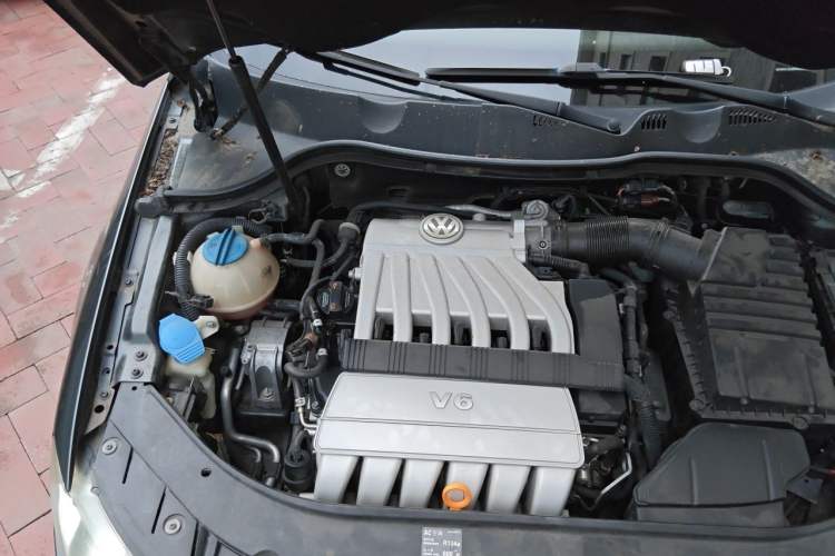 Used Volkswagen Magotan 2007 3.2 Luxury Model Engine Bay Right