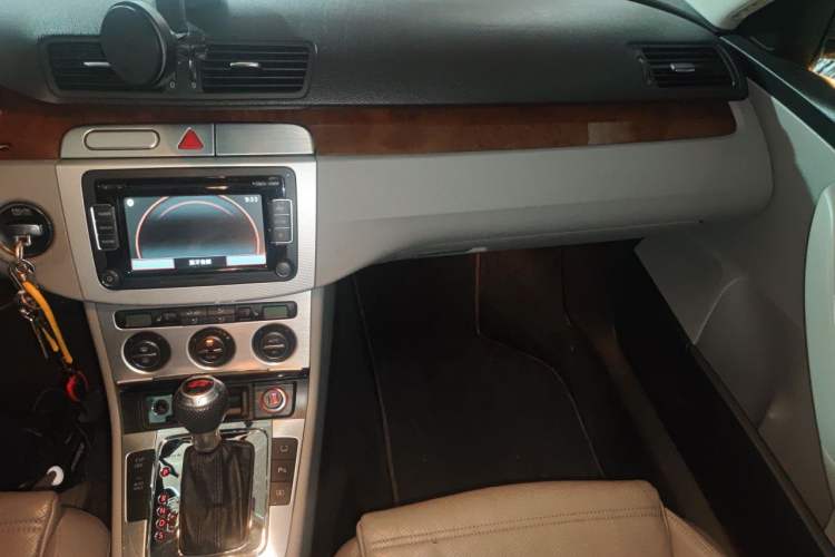 Used Volkswagen Magotan 2007 3.2 Luxury Model Audio And AC Panel