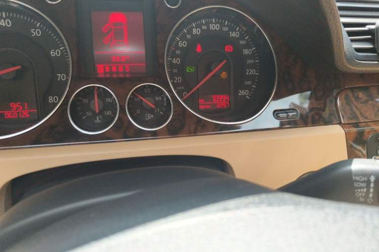 Used Volkswagen Magotan 2007 1.8 TSI Automatic Comfort Model Odometer Close Up