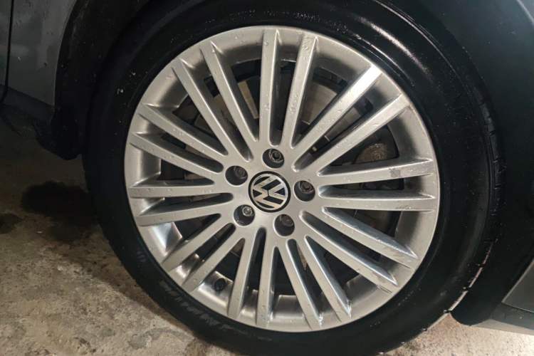 Used Volkswagen Magotan 2007 3.2 Luxury Model Right Front Wheel Hub