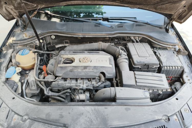 Used Volkswagen Magotan 2009 2.0 TSI DSG Luxury Version Engine Bay