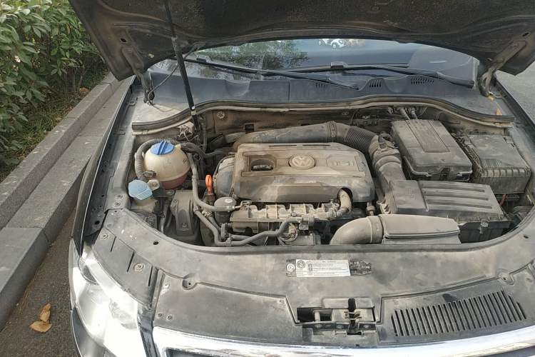 Used Volkswagen Magotan 2009 2.0 TSI DSG Luxury Version Engine Bay Right