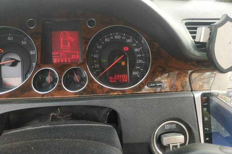 Used Volkswagen Magotan 2009 2.0 TSI DSG Luxury Version Odometer Close Up