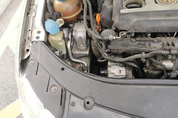 Used Volkswagen Magotan 2009 1.8 TSI DSG Comfort Edition Engine Bay Right