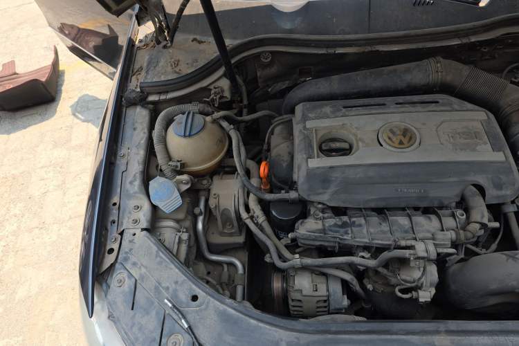 Used Volkswagen Magotan 2009 2.0 TSI DSG Comfort Edition Engine Bay Right