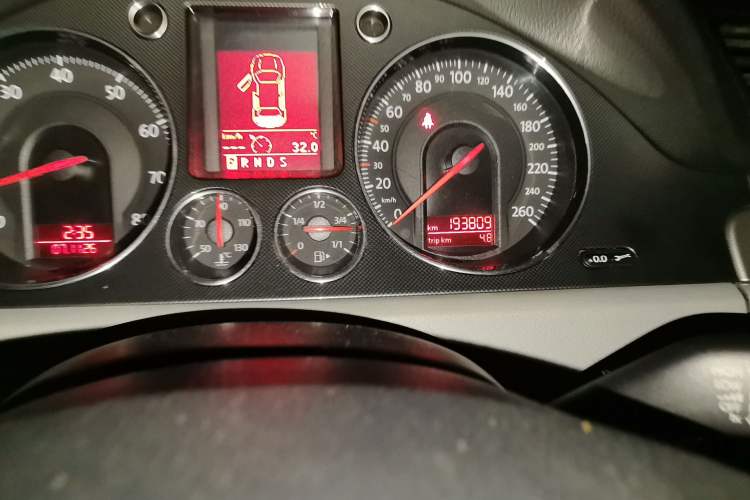 Used Volkswagen Magotan 2009 1.8 TSI DSG Comfort Edition Odometer Close Up