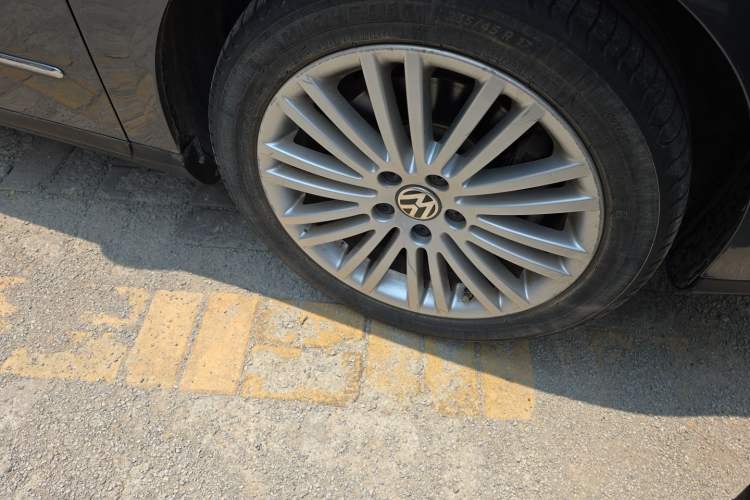 Used Volkswagen Magotan 2009 2.0 TSI DSG Comfort Edition Right Front Wheel Hub