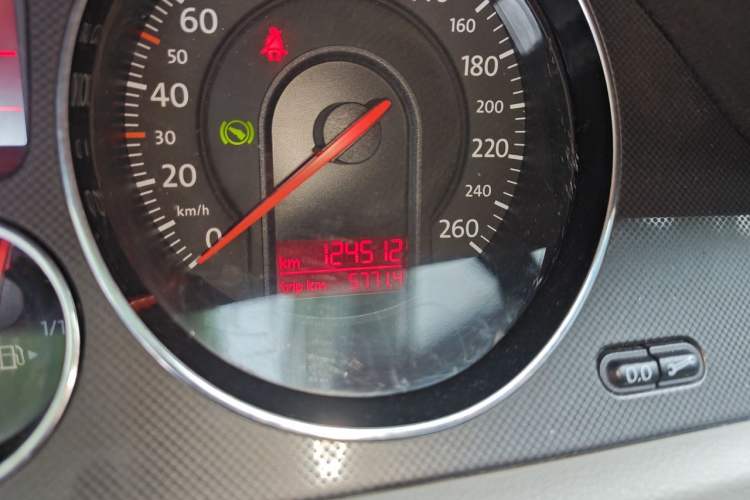Used Volkswagen Magotan 2010 1.4TSI Elite Edition Odometer Close Up