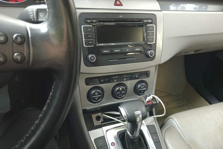 Used Volkswagen Magotan 2011 1.4 TSI Elite Edition Audio And AC Panel