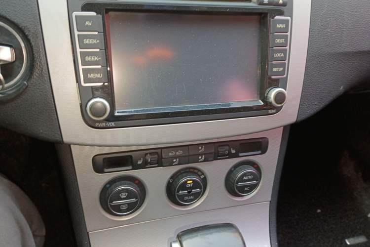 Used Volkswagen Magotan 2011 1.8TSI DSG Comfort Model Audio And AC Panel