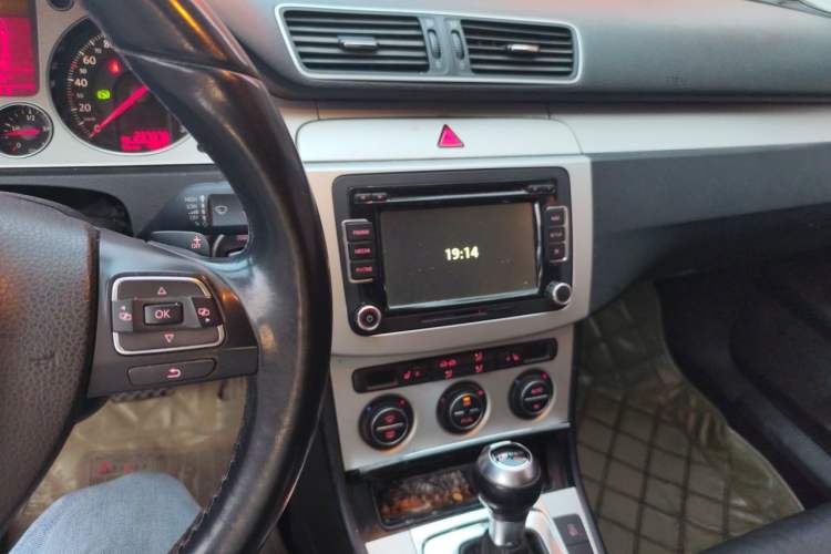 Used Volkswagen Magotan 2011 2.0 TSI DSG Comfort Edition Audio And AC Panel