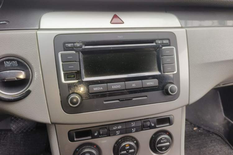 Used Volkswagen Magotan 2011 1.4 TSI Elite Edition Audio And AC Panel