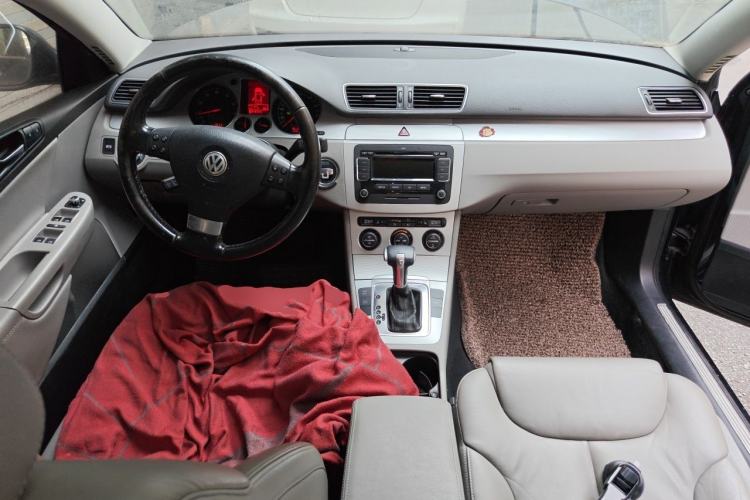 Used Volkswagen Magotan 2011 1.8TSI DSG Comfort Model Center Console