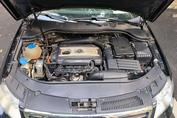 Used Volkswagen Magotan 2011 2.0 TSI DSG Luxury Edition Engine Bay