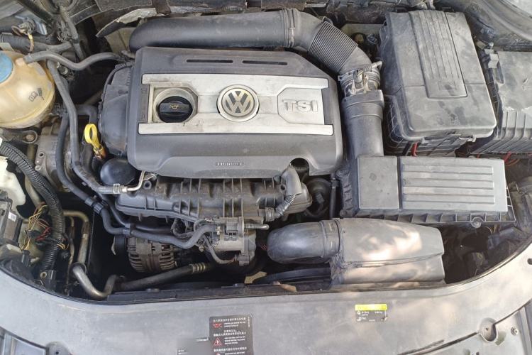 Used Volkswagen Magotan 2011 1.8TSI DSG Comfort Model Engine Bay