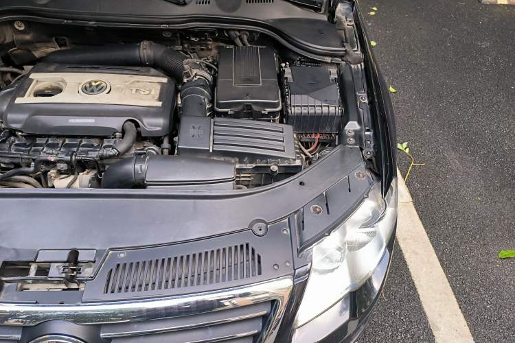 Used Volkswagen Magotan 2011 2.0 TSI DSG Luxury Edition Engine Bay Left