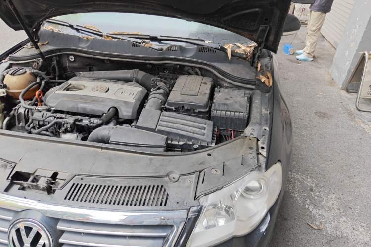 Used Volkswagen Magotan 2011 1.8TSI DSG Comfort Model Engine Bay Left