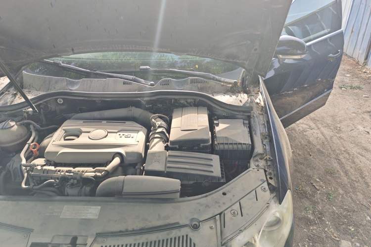 Used Volkswagen Magotan 2011 1.8TSI Manual Comfort Model Engine Bay Left
