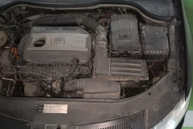 Used Volkswagen Magotan 2011 1.8TSI DSG Comfort Model Engine Bay Left