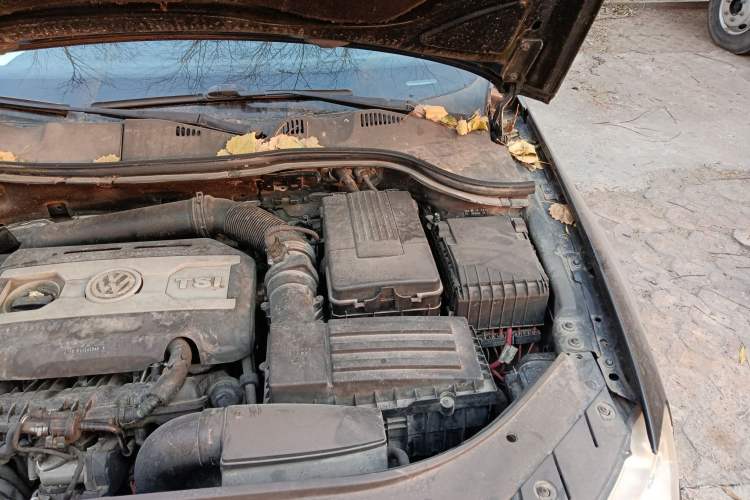 Used Volkswagen Magotan 2011 1.8TSI DSG Comfort Model Engine Bay Left