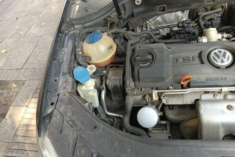 Used Volkswagen Magotan 2011 1.4 TSI Elite Edition Engine Bay Right