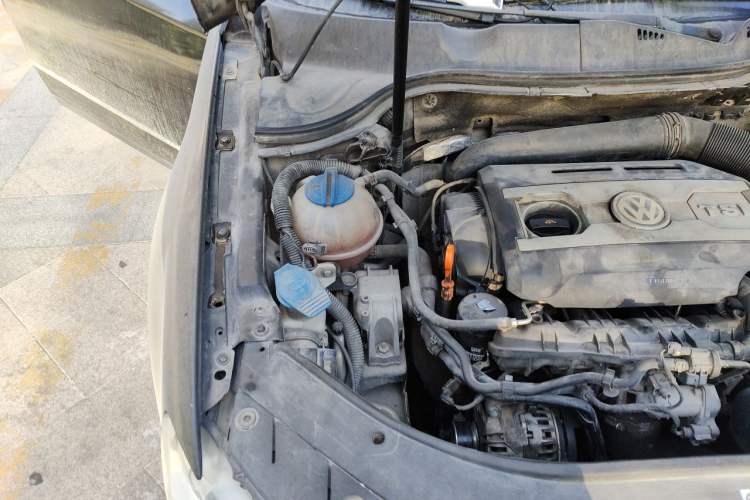 Used Volkswagen Magotan 2011 1.8TSI DSG Luxury Model Engine Bay Right