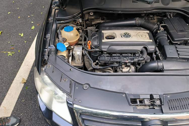 Used Volkswagen Magotan 2011 2.0 TSI DSG Luxury Edition Engine Bay Right