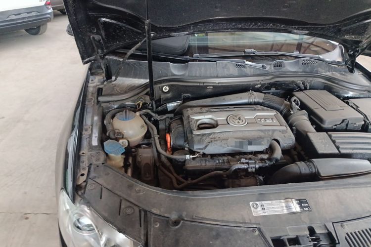 Used Volkswagen Magotan 2011 1.8TSI DSG Luxury Model Engine Bay Right