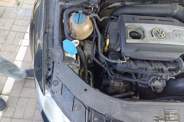Used Volkswagen Magotan 2011 1.8TSI DSG Comfort Model Engine Bay Right