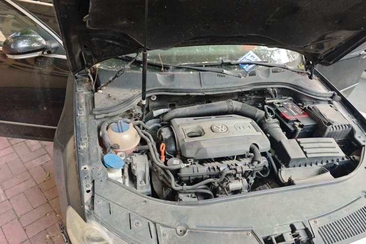 Used Volkswagen Magotan 2011 1.8TSI DSG Comfort Model Engine Bay Right