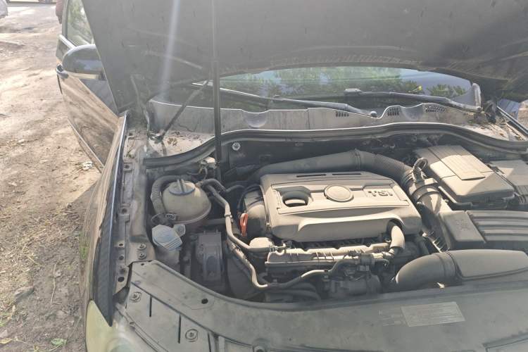 Used Volkswagen Magotan 2011 1.8TSI Manual Comfort Model Engine Bay Right