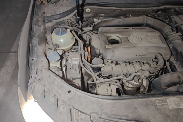 Used Volkswagen Magotan 2011 1.8TSI DSG Luxury Model Engine Bay Right