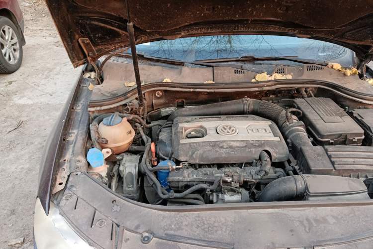 Used Volkswagen Magotan 2011 1.8TSI DSG Comfort Model Engine Bay Right