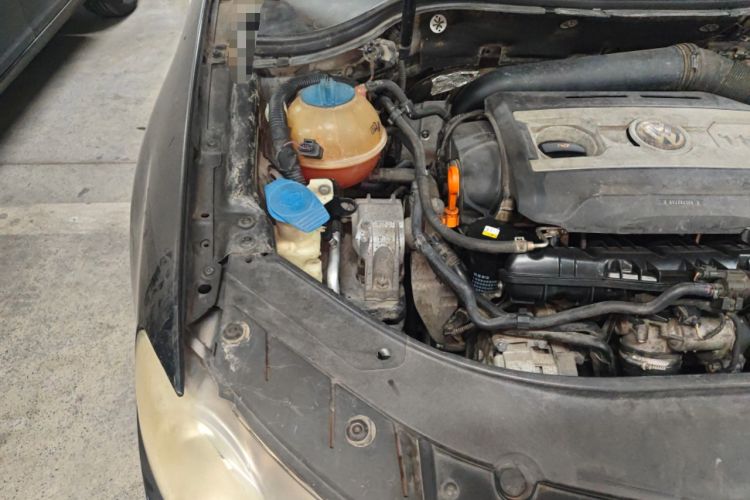 Used Volkswagen Magotan 2011 1.8TSI DSG Comfort Model Engine Bay Right