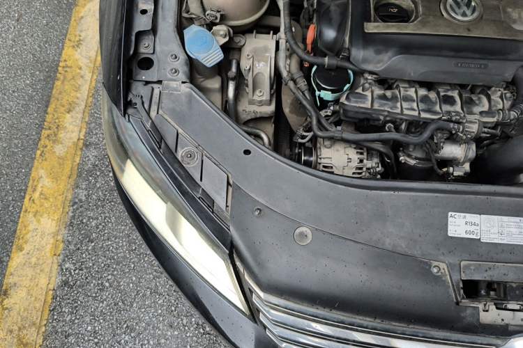 Used Volkswagen Magotan 2011 1.8TSI DSG Luxury Model Engine Bay Right