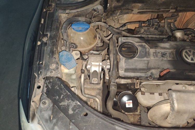 Used Volkswagen Magotan 2011 1.4 TSI Standard Edition Engine Bay Right