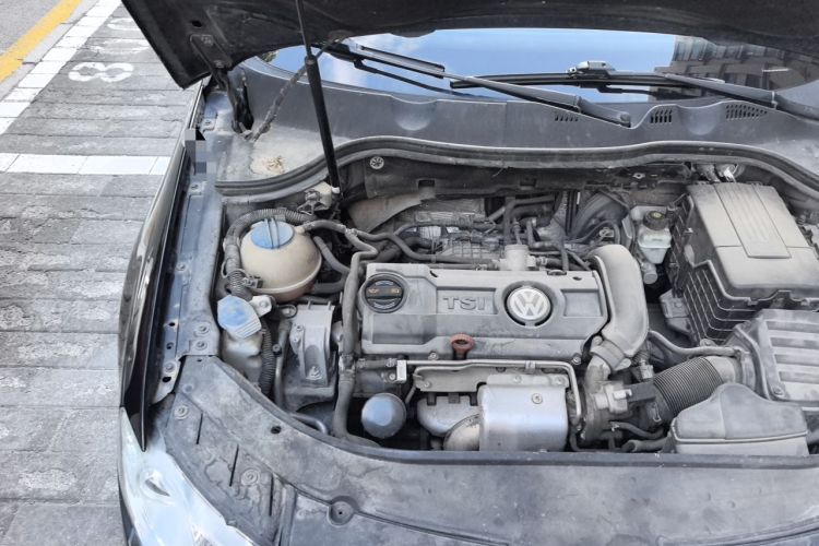 Used Volkswagen Magotan 2011 1.4 TSI Elite Edition Engine Bay Right